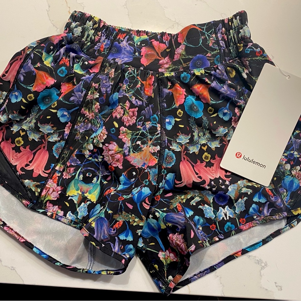 Lululemon Hotty Hot LR Short 4” Lined (Size 0)